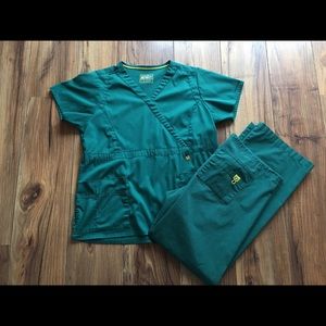 WonderWink scrub set top and bottom